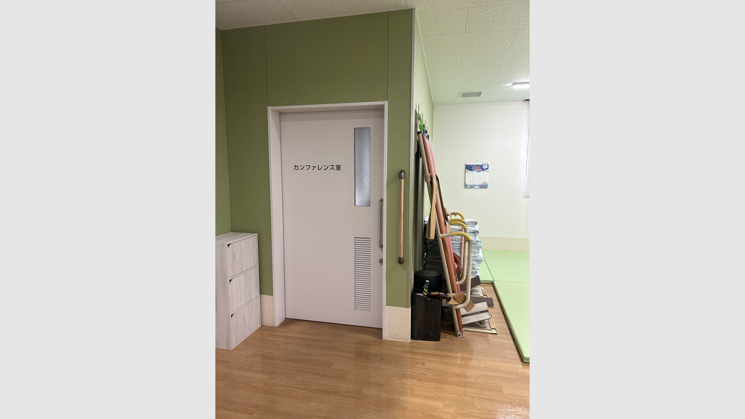 病院内の安全対策として縦型(I型)手すりを取り付け