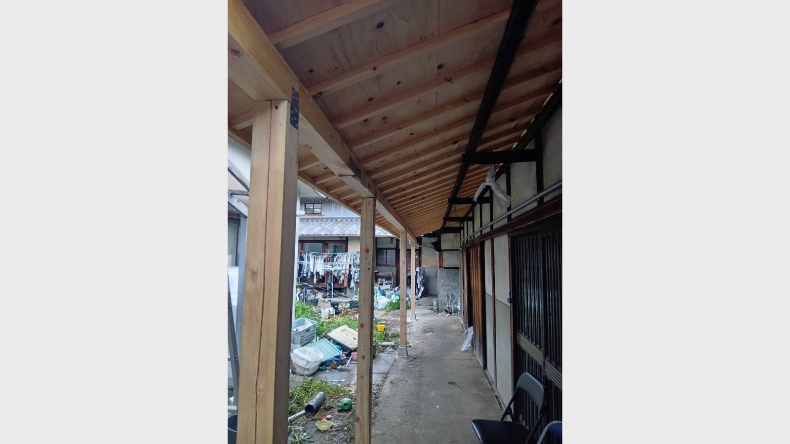 軒の増築工事（腐食した柱の補修と屋根下地の新設）